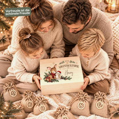 Adventskalender zum Befüllen für Kinder als personalisierte Holzkiste mit Reh, Hase und Wunschnamen. Das komplette Adventskalender-Set besteht aus einer Adventskiste aus Holz sowie 24 Jutesäckchen und 24 Holzzahlen von 1 bis 24 zum Selbstbefüllen. Personalisierter Adventskalender, Adventskalender Beutel, Adventskalender Box, Adventskiste Kinder und Weihnachtskalender mit Namen als wiederverwendbare Weihnachtsdeko für eine gemütliche Adventszeit und 24 individuell ausgewählte Überraschungen. Aus Kiefernholz.