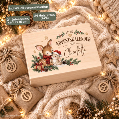 Adventskalender zum Befüllen für Kinder als personalisierte Holzkiste mit Reh, Hase und Wunschnamen. Das komplette Adventskalender-Set besteht aus einer Adventskiste aus Holz sowie 24 Jutesäckchen und 24 Holzzahlen von 1 bis 24 zum Selbstbefüllen. Personalisierter Adventskalender, Adventskalender Beutel, Adventskalender Box, Adventskiste Kinder und Weihnachtskalender mit Namen als wiederverwendbare Weihnachtsdeko für eine gemütliche Adventszeit und 24 individuell ausgewählte Überraschungen. Aus Kiefernholz.