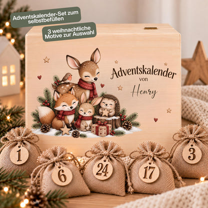 Personalisierter Adventskalender aus Holz für Kinder mit drei winterlichen Waldtier-Motiven zur Auswahl und individuellem Wunschnamen. Die Designs zeigen eine Rehfamilie sowie liebevolle Waldtiere mit Reh, Fuchs, Hase und Igel. Die Adventskiste ist einzeln oder als Adventskalender zum Befüllen mit 24 Jutesäckchen und Holzzahlen erhältlich. Wiederverwendbarer Adventskalender personalisiert, Adventskalender Holz, Adventskalender Kiste, Adventskiste personalisiert und Weihnachtskalender für Kinder.