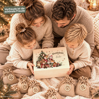 Adventskalender zum Befüllen für Kinder als personalisierte Holzkiste mit drei Waldtiere-Designs und Wunschnamen. Zur Auswahl stehen ein weihnachtliches Reh-Motiv sowie zwei verschiedene Motive mit niedlichen Waldtieren. Das komplette Adventskalender-Set enthält die Adventskiste aus Holz sowie 24 Jutesäckchen und 24 Holzzahlen von 1 bis 24. Personalisierter Adventskalender, Adventskalender Beutel, Adventskalender Box, Adventskiste Kinder und Weihnachtskalender mit Namen zum Selbstbefüllen.