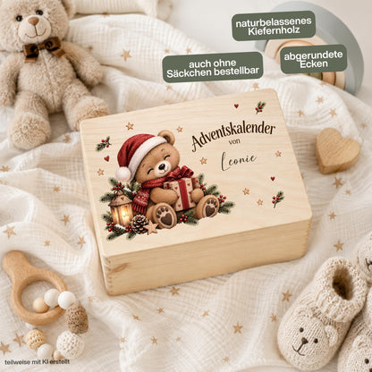 Adventskiste personalisiert mit Namen und liebevollem Teddy als wiederverwendbarer Adventskalender für Kinder. Der Adventskalender aus Holz kann als einzelne personalisierte Holzkiste oder als komplettes Set mit 24 Jutebeuteln und 24 Holzzahlen bestellt werden. Adventskalender Holz, Adventskalender Kiste, Adventskalender zum Befüllen, Weihnachtskalender mit Namen und Teddy Adventskalender für Kinder – jedes Jahr individuell neu befüllbar und als persönliche Weihnachtstradition wiederverwendbar.