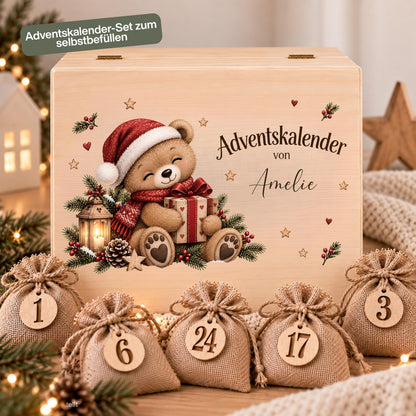 Adventskalender zum Befüllen für Kinder als personalisierte Holzkiste mit Weihnachts-Teddy und individuellem Wunschnamen. Das komplette Adventskalender-Set enthält eine Adventskiste aus Holz sowie 24 Jutesäckchen und 24 Holzzahlen von 1 bis 24 zum Selbstbefüllen. Personalisierter Adventskalender, Adventskalender Beutel, Adventskalender Box, Adventskiste Kinder und Weihnachtskalender mit Namen als wiederverwendbarer Adventskalender für Süßigkeiten, kleine Geschenke und persönliche Überraschungen.