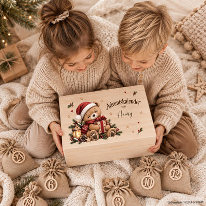 Adventskiste personalisiert mit Namen und liebevollem Teddy als wiederverwendbarer Adventskalender für Kinder. Der Adventskalender aus Holz kann als einzelne personalisierte Holzkiste oder als komplettes Set mit 24 Jutebeuteln und 24 Holzzahlen bestellt werden. Adventskalender Holz, Adventskalender Kiste, Adventskalender zum Befüllen, Weihnachtskalender mit Namen und Teddy Adventskalender für Kinder – jedes Jahr individuell neu befüllbar und als persönliche Weihnachtstradition wiederverwendbar.