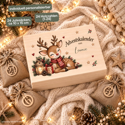 Adventskalender zum Befüllen für Kinder als personalisierte Holzkiste mit weihnachtlichem Rentier und individuellem Wunschnamen. Das komplette Adventskalender-Set enthält die Adventskiste aus Holz sowie 24 Jutesäckchen und 24 Holzzahlen von 1 bis 24 zum Selbstbefüllen. Personalisierter Adventskalender, Adventskalender Beutel, Adventskalender Box, Adventskiste Kinder und Weihnachtskalender mit Namen für Süßigkeiten, kleine Geschenke, Botschaften und persönliche Überraschungen bis Weihnachten.