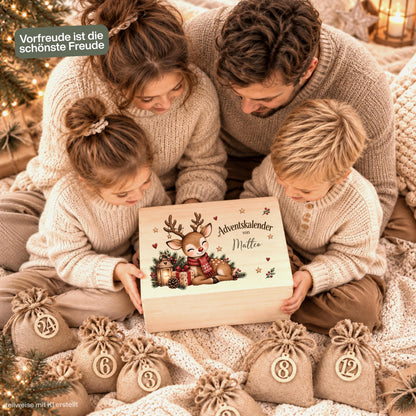 Adventskalender zum Befüllen für Kinder als personalisierte Holzkiste mit weihnachtlichem Rentier und individuellem Wunschnamen. Das komplette Adventskalender-Set enthält die Adventskiste aus Holz sowie 24 Jutesäckchen und 24 Holzzahlen von 1 bis 24 zum Selbstbefüllen. Personalisierter Adventskalender, Adventskalender Beutel, Adventskalender Box, Adventskiste Kinder und Weihnachtskalender mit Namen für Süßigkeiten, kleine Geschenke, Botschaften und persönliche Überraschungen bis Weihnachten.