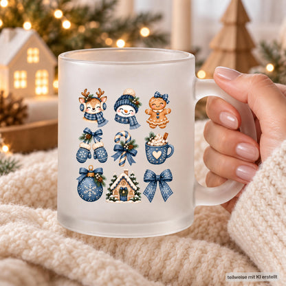Diese Weihnachtstasse mit Weihnachtsmotiven ist die ideale Kaffeetasse Weihnachten für die Adventszeit. Als Weihnachtsbecher aus satiniertem Glas, beidseitig bedruckt mit 300 ml Fassungsvermögen, eignet sich diese Winter Tasse perfekt als Weihnachtsgeschenk oder Wichtelgeschenk. Ob als Nikolaus Tasse, Mitbringsel oder Teil eines Weihnachtstassen Sets fürs ganze Team – eine schöne Geschenkidee für Kaffee, Tee, Kakao oder Glühwein. Glühweintasse, Weihnachtstasse, Weihnachtsbecher