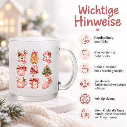 Diese Weihnachtstasse ist ein zauberhafter Weihnachtsbecher für die Adventszeit. Aus satiniertem, transparentem Glas gefertigt und beidseitig bedruckt, bietet diese Winter Tasse ein Fassungsvermögen von 300 ml und eignet sich perfekt als Weihnachtsgeschenk, Wichtelgeschenk oder Nikolaus Tasse. Ob als kleines Mitbringsel, Geschenkidee für Kolleginnen oder liebevolle Kaffeetasse Weihnachten für Kaffee, Tee, Kakao und Glühwein – diese Tasse mit Weihnachtsmotiv passt zu jedem winterlichen Anlass.