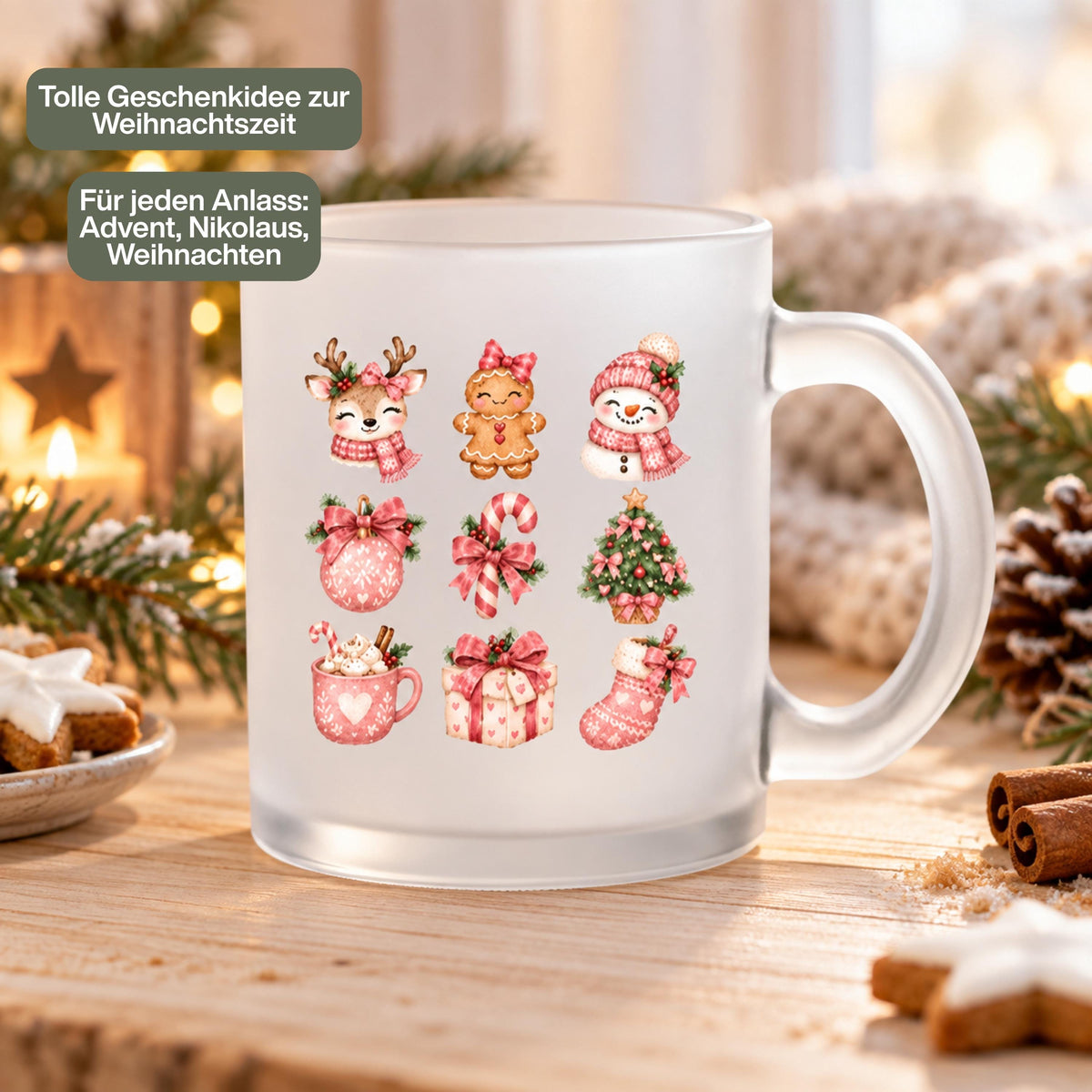 Diese Weihnachtstasse ist ein zauberhafter Weihnachtsbecher für die Adventszeit. Aus satiniertem, transparentem Glas gefertigt und beidseitig bedruckt, bietet diese Winter Tasse ein Fassungsvermögen von 300 ml und eignet sich perfekt als Weihnachtsgeschenk, Wichtelgeschenk oder Nikolaus Tasse. Ob als kleines Mitbringsel, Geschenkidee für Kolleginnen oder liebevolle Kaffeetasse Weihnachten für Kaffee, Tee, Kakao und Glühwein – diese Tasse mit Weihnachtsmotiv passt zu jedem winterlichen Anlass.