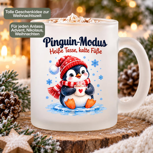 Diese Winter Tasse mit Pinguin-Motiv und dem Spruch 'Pinguin-Modus: Heiße Tasse, kalte Füße' ist ein humorvoller Weihnachtsbecher für die kalte Jahreszeit. Aus satiniertem, transparentem Glas gefertigt, bietet diese Tasse ein Fassungsvermögen von 300 ml und eignet sich perfekt als Weihnachtsgeschenk, Wichtelgeschenk oder Nikolaus Tasse. Ob als  Mitbringsel oder  Kaffeetasse Weihnachten für Kaffee, Tee, Kakao und Glühwein – diese Tasse mit Weihnachtsmotiv sorgt garantiert für ein Lächeln.