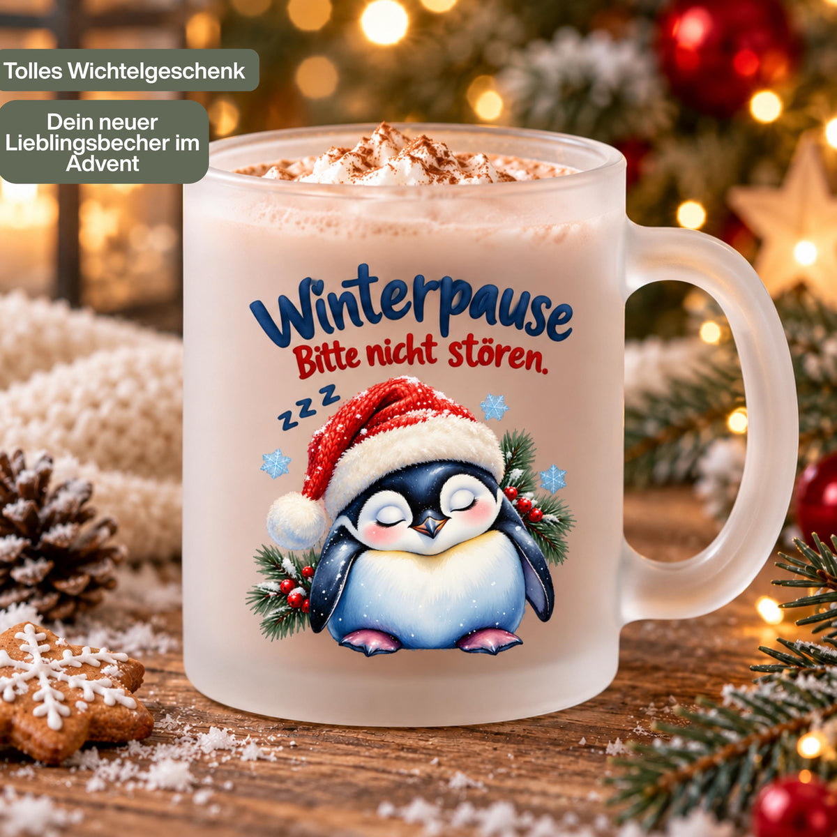 Diese Tasse Weihnachten zeigt einen schlafenden Pinguin mit Nikolausmütze und den Spruch 'Winterpause: Bitte nicht stören', umgeben von Tannenzweigen und Schneeflocken. Als Weihnachtsbecher aus satiniertem Glas mit 300 ml Fassungsvermögen eignet sie sich perfekt als Weihnachtsgeschenk, Wichtelgeschenk oder Nikolaus Tasse. Eine humorvolle Kaffeetasse Weihnachten für Kaffee, Tee, Kakao und Glühwein, ideal als Winter Tasse für alle, die den Winter am liebsten verschlafen würden.