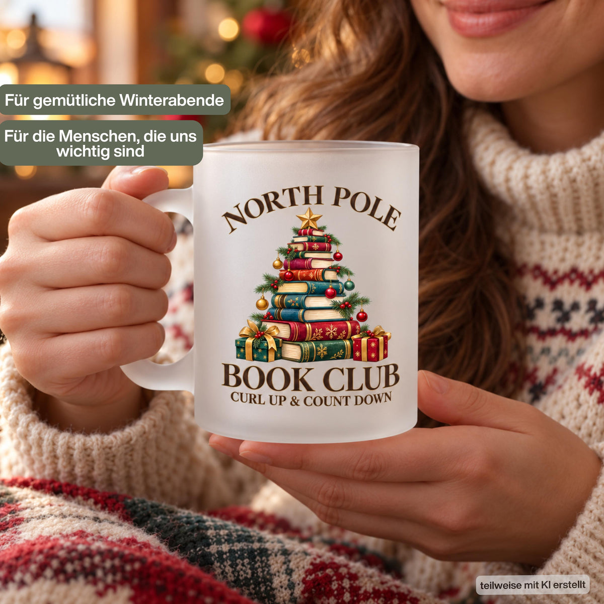 Diese Weihnachtstasse zeigt einen Weihnachtsbaum aus gestapelten Büchern mit dem Schriftzug 'North Pole Book Club – Curl Up & Count Down' im Vintage-Gold-Rot-Grün-Design. Als Weihnachtsbecher aus satiniertem Glas mit 300 ml Fassungsvermögen eignet sie sich perfekt als Weihnachtsgeschenk, Wichtelgeschenk oder Nikolaus Tasse für Bücherfans. Eine liebevolle Kaffeetasse Weihnachten für Kaffee, Tee, Kakao und Glühwein, ideal als Winter Tasse für gemütliche Lesestunden