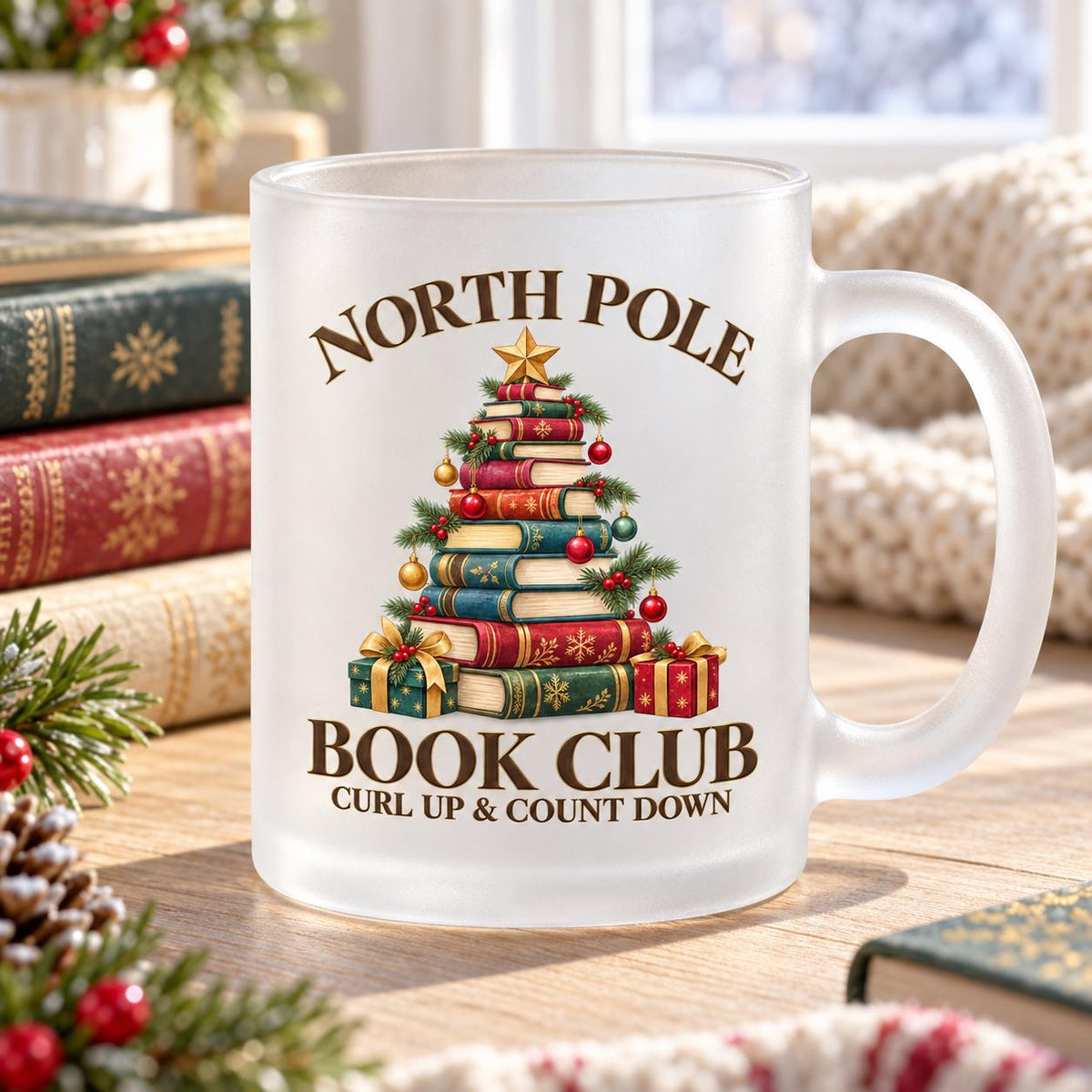 Diese Weihnachtstasse zeigt einen Weihnachtsbaum aus gestapelten Büchern mit dem Schriftzug 'North Pole Book Club – Curl Up & Count Down' im Vintage-Gold-Rot-Grün-Design. Als Weihnachtsbecher aus satiniertem Glas mit 300 ml Fassungsvermögen eignet sie sich perfekt als Weihnachtsgeschenk, Wichtelgeschenk oder Nikolaus Tasse für Bücherfans. Eine liebevolle Kaffeetasse Weihnachten für Kaffee, Tee, Kakao und Glühwein, ideal als Winter Tasse für gemütliche Lesestunden