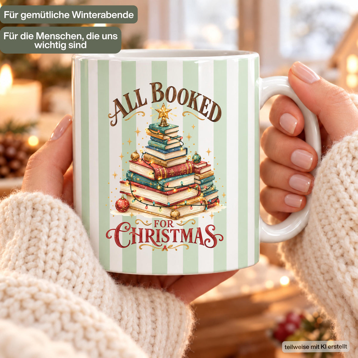 Diese Kaffeetasse Weihnachten zeigt einen Weihnachtsbaum aus gestapelten Büchern im Streifen-Design, erhältlich in Beige, Blau und Grün. Als Weihnachtsbecher aus Keramik mit 330 ml Fassungsvermögen ist diese Weihnachtstasse eine tolle Geschenkidee für Bücherfans, ob als Wichtelgeschenk, Nikolaus Tasse oder Weihnachtsgeschenk. Diese Tasse mit Weihnachtsmotiv eignet sich als Winter Tasse für Kaffee, Tee, Kakao und Glühwein und für gemütliche Lesestunden in der Adventszeit.