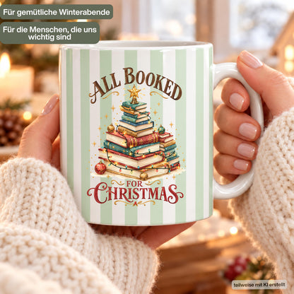 Diese Kaffeetasse Weihnachten zeigt einen Weihnachtsbaum aus gestapelten Büchern im Streifen-Design, erhältlich in Beige, Blau und Grün. Als Weihnachtsbecher aus Keramik mit 330 ml Fassungsvermögen ist diese Weihnachtstasse eine tolle Geschenkidee für Bücherfans, ob als Wichtelgeschenk, Nikolaus Tasse oder Weihnachtsgeschenk. Diese Tasse mit Weihnachtsmotiv eignet sich als Winter Tasse für Kaffee, Tee, Kakao und Glühwein und für gemütliche Lesestunden in der Adventszeit.