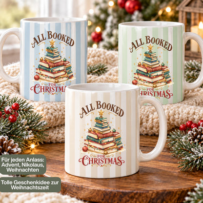 Diese Kaffeetasse Weihnachten zeigt einen Weihnachtsbaum aus gestapelten Büchern im Streifen-Design, erhältlich in Beige, Blau und Grün. Als Weihnachtsbecher aus Keramik mit 330 ml Fassungsvermögen ist diese Weihnachtstasse eine tolle Geschenkidee für Bücherfans, ob als Wichtelgeschenk, Nikolaus Tasse oder Weihnachtsgeschenk. Diese Tasse mit Weihnachtsmotiv eignet sich als Winter Tasse für Kaffee, Tee, Kakao und Glühwein und für gemütliche Lesestunden in der Adventszeit.