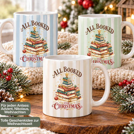 Diese Kaffeetasse Weihnachten zeigt einen Weihnachtsbaum aus gestapelten Büchern im Streifen-Design, erhältlich in Beige, Blau und Grün. Als Weihnachtsbecher aus Keramik mit 330 ml Fassungsvermögen ist diese Weihnachtstasse eine tolle Geschenkidee für Bücherfans, ob als Wichtelgeschenk, Nikolaus Tasse oder Weihnachtsgeschenk. Diese Tasse mit Weihnachtsmotiv eignet sich als Winter Tasse für Kaffee, Tee, Kakao und Glühwein und für gemütliche Lesestunden in der Adventszeit.