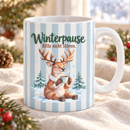 Weihnachtstasse mit dem Spruch „Winterpause, Bitte nicht stören" zeigt drei Varianten dieser Keramiktasse Weihnachten in Beige, Grün und Blau mit zartem Streifendesign. Auf jeder Kaffeetasse Weihnachten liegt ein schläfriges Rentier im Schnee zwischen kleinen Tannen und hält eine dampfende Tasse in den Pfoten. Diese Winter Tasse Geschenk eignet sich als Wichtelgeschenk Tasse, Weihnachtsgeschenk Tasse oder Weihnachtsbecher Geschenk und ist rundherum mit dem winterlichen Motiv bedruckt.