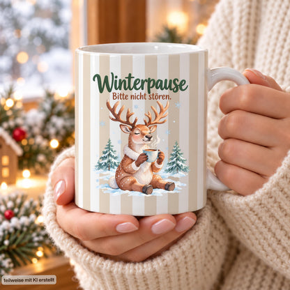 Weihnachtstasse mit dem Spruch „Winterpause, Bitte nicht stören" zeigt drei Varianten dieser Keramiktasse Weihnachten in Beige, Grün und Blau mit zartem Streifendesign. Auf jeder Kaffeetasse Weihnachten liegt ein schläfriges Rentier im Schnee zwischen kleinen Tannen und hält eine dampfende Tasse in den Pfoten. Diese Winter Tasse Geschenk eignet sich als Wichtelgeschenk Tasse, Weihnachtsgeschenk Tasse oder Weihnachtsbecher Geschenk und ist rundherum mit dem winterlichen Motiv bedruckt.