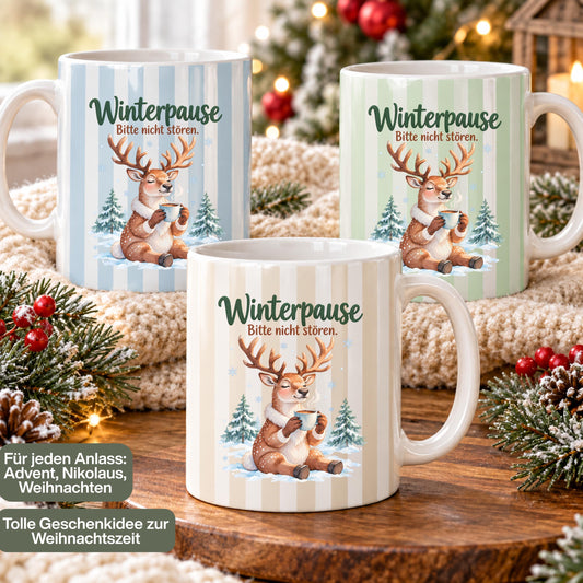 Weihnachtstasse mit dem Spruch „Winterpause, Bitte nicht stören" zeigt drei Varianten dieser Keramiktasse Weihnachten in Beige, Grün und Blau mit zartem Streifendesign. Auf jeder Kaffeetasse Weihnachten liegt ein schläfriges Rentier im Schnee zwischen kleinen Tannen und hält eine dampfende Tasse in den Pfoten. Diese Winter Tasse Geschenk eignet sich als Wichtelgeschenk Tasse, Weihnachtsgeschenk Tasse oder Weihnachtsbecher Geschenk und ist rundherum mit dem winterlichen Motiv bedruckt.