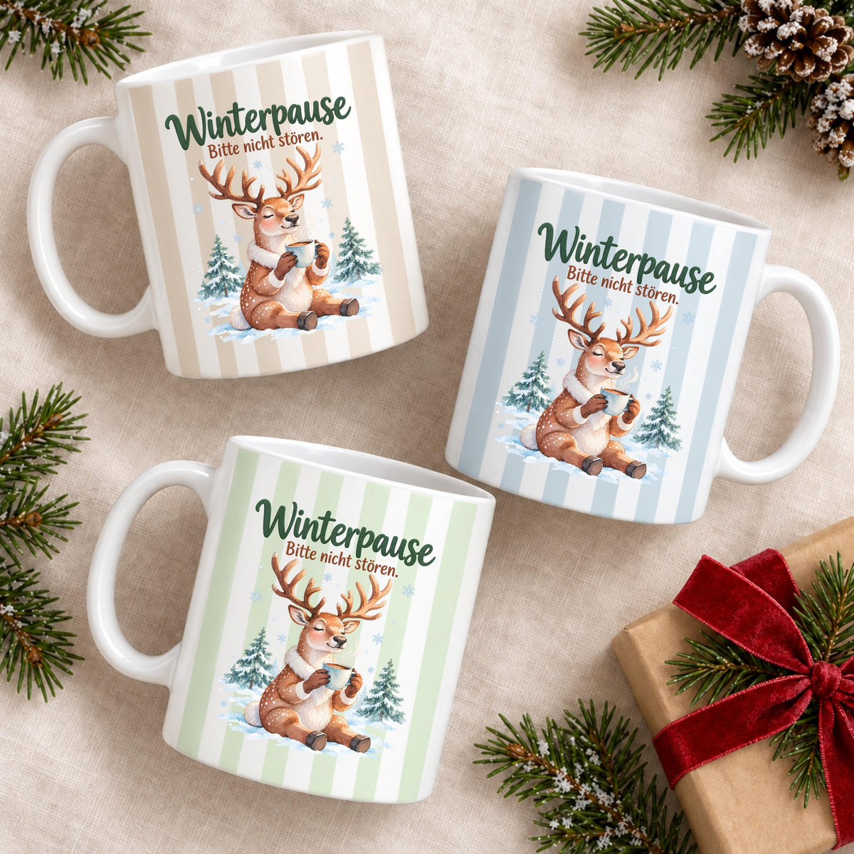 Weihnachtstasse mit dem Spruch „Winterpause, Bitte nicht stören" zeigt drei Varianten dieser Keramiktasse Weihnachten in Beige, Grün und Blau mit zartem Streifendesign. Auf jeder Kaffeetasse Weihnachten liegt ein schläfriges Rentier im Schnee zwischen kleinen Tannen und hält eine dampfende Tasse in den Pfoten. Diese Winter Tasse Geschenk eignet sich als Wichtelgeschenk Tasse, Weihnachtsgeschenk Tasse oder Weihnachtsbecher Geschenk und ist rundherum mit dem winterlichen Motiv bedruckt.