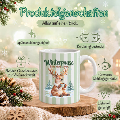 Weihnachtstasse mit dem Spruch „Winterpause, Bitte nicht stören" zeigt drei Varianten dieser Keramiktasse Weihnachten in Beige, Grün und Blau mit zartem Streifendesign. Auf jeder Kaffeetasse Weihnachten liegt ein schläfriges Rentier im Schnee zwischen kleinen Tannen und hält eine dampfende Tasse in den Pfoten. Diese Winter Tasse Geschenk eignet sich als Wichtelgeschenk Tasse, Weihnachtsgeschenk Tasse oder Weihnachtsbecher Geschenk und ist rundherum mit dem winterlichen Motiv bedruckt.