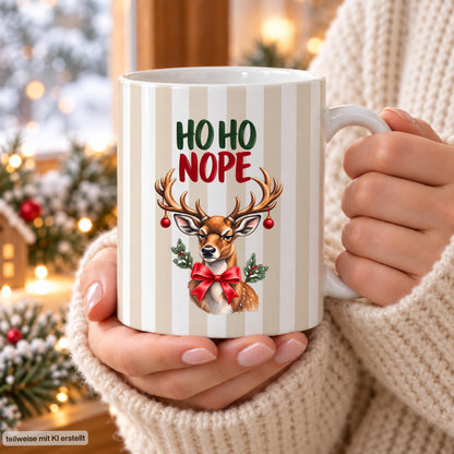 Lustige Weihnachtstasse mit Anti Weihnachten Spruch „Ho Ho Nope" zeigt diese Keramiktasse Weihnachten in drei Farben: Beige, Grün und Blau, jeweils mit feinem Streifendesign. Auf jeder Kaffeetasse Weihnachten blickt ein skeptisches Rentier mit rotem Schleifchen und Christbaumkugeln im Geweih. Diese lustige Weihnachtstasse mit Anti Weihnachten Sprüche eignet sich als Wichtelgeschenk Tasse, Weihnachtsgeschenk Tasse oder Weihnachtsbecher Geschenk für alle mit Humor zur Adventszeit.
