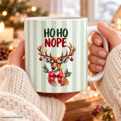 Lustige Weihnachtstasse mit Anti Weihnachten Spruch „Ho Ho Nope" zeigt diese Keramiktasse Weihnachten in drei Farben: Beige, Grün und Blau, jeweils mit feinem Streifendesign. Auf jeder Kaffeetasse Weihnachten blickt ein skeptisches Rentier mit rotem Schleifchen und Christbaumkugeln im Geweih. Diese lustige Weihnachtstasse mit Anti Weihnachten Sprüche eignet sich als Wichtelgeschenk Tasse, Weihnachtsgeschenk Tasse oder Weihnachtsbecher Geschenk für alle mit Humor zur Adventszeit.