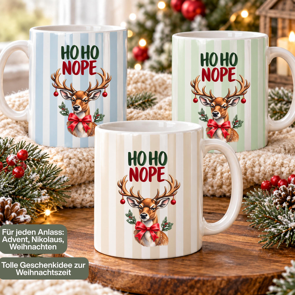 Lustige Weihnachtstasse mit Anti Weihnachten Spruch „Ho Ho Nope" zeigt diese Keramiktasse Weihnachten in drei Farben, jeweils mit feinem Streifendesign. Auf jeder Kaffeetasse Weihnachten blickt ein skeptisches Rentier mit rotem Schleifchen und Christbaumkugeln im Geweih. Diese lustige Weihnachtstasse mit Anti Weihnachten Sprüche eignet sich als Wichtelgeschenk Tasse, Weihnachtsgeschenk Tasse oder Weihnachtsbecher Geschenk für alle mit Humor zur Adventszeit. Anti Weihnachten Sprüche