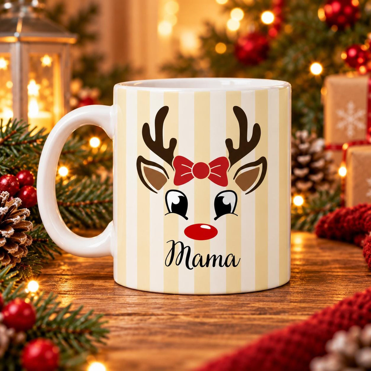 Personalisierte Weihnachtstasse mit Namen zeigt die Keramiktasse in fünf Farben: Pastellgelb, Mintgrün, Rosa, Beige und Hellblau, jeweils mit einem niedlichen Rentier-Gesicht. Diese Tasse personalisiert ist in drei Motiv-Varianten erhältlich: Rentier schlicht, Rentier mit Mütze oder Rentier mit Schleife, und wird mit dem Wunschnamen bedruckt. Diese Tassen mit Namen eignen sich als Weihnachtsgeschenk-Tasse für Mama, Papa oder die ganze Familie und machen aus jeder Kaffeetasse ein Unikat