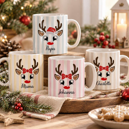 Personalisierte Weihnachtstasse mit Namen zeigt die Keramiktasse in fünf Farben: Pastellgelb, Mintgrün, Rosa, Beige und Hellblau, jeweils mit einem niedlichen Rentier-Gesicht. Diese Tasse personalisiert ist in drei Motiv-Varianten erhältlich: Rentier schlicht, Rentier mit Mütze oder Rentier mit Schleife, und wird mit dem Wunschnamen bedruckt. Diese Tassen mit Namen eignen sich als Weihnachtsgeschenk-Tasse für Mama, Papa oder die ganze Familie und machen aus jeder Kaffeetasse ein Unikat