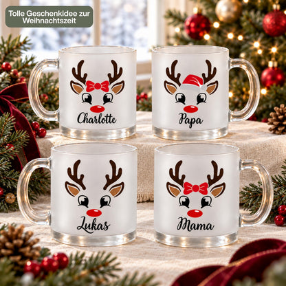 Personalisierte Glühweintasse mit Namen zeigt diese transparente, satinierte Glastasse mit einem niedlichen Rentier-Motiv. Diese Tasse personalisiert ist in drei Varianten erhältlich: Rentier schlicht, Rentier mit Mütze oder Rentier mit Schleife, und wird mit dem Wunschnamen bedruckt. Diese Tassen mit Namen eignen sich als Weihnachtsgeschenk-Tasse für Mama, Papa oder die ganze Familie und machen aus jeder Glühweintasse ein persönliches Unikat für die Adventszeit.
