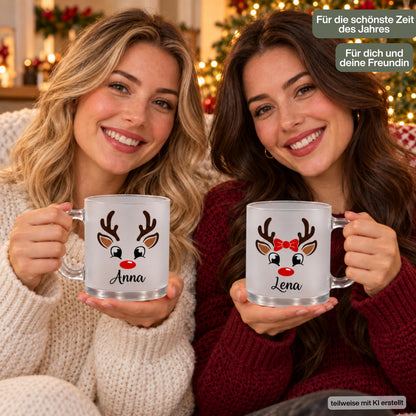 Personalisierte Glühweintasse mit Namen zeigt diese transparente, satinierte Glastasse mit einem niedlichen Rentier-Motiv. Diese Tasse personalisiert ist in drei Varianten erhältlich: Rentier schlicht, Rentier mit Mütze oder Rentier mit Schleife, und wird mit dem Wunschnamen bedruckt. Diese Tassen mit Namen eignen sich als Weihnachtsgeschenk-Tasse für Mama, Papa oder die ganze Familie und machen aus jeder Glühweintasse ein persönliches Unikat für die Adventszeit.Glühweintasse als Weihnachtstasse