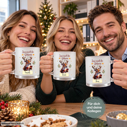 Personalisierte Glühweintasse mit Namen und dem Spruch „Leise rieselt der Glühwein" zeigt diese transparente, satinierte Glastasse mit einem Rentier, das zwei Gläser Glühwein hält, umgeben von Tannengrün und Sternen. Diese Tasse personalisiert wird mit dem Wunschnamen auf einem kleinen Schild bedruckt. Diese Weihnachtstasse mit Namen eignet sich als Weihnachtsgeschenk-Tasse für Mama, Papa oder die ganze Familie und macht aus jeder Glühweintasse ein persönliches Unikat für die Adventszeit.
