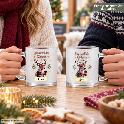 Personalisierte Glühweintasse mit Namen und dem Spruch „Leise rieselt der Glühwein" zeigt diese transparente, satinierte Glastasse mit einem Rentier, das zwei Gläser Glühwein hält, umgeben von Tannengrün und Sternen. Diese Tasse personalisiert wird mit dem Wunschnamen auf einem kleinen Schild bedruckt. Diese Weihnachtstasse mit Namen eignet sich als Weihnachtsgeschenk-Tasse für Mama, Papa oder die ganze Familie und macht aus jeder Glühweintasse ein persönliches Unikat für die Adventszeit.