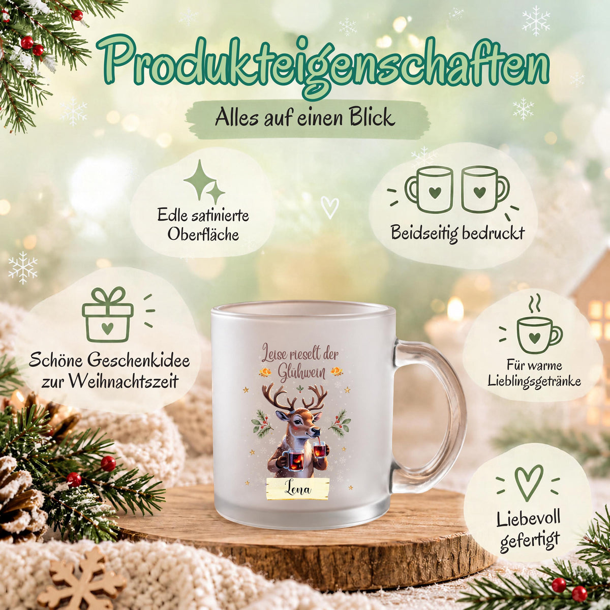Personalisierte Glühweintasse mit Namen und dem Spruch „Leise rieselt der Glühwein" zeigt diese transparente, satinierte Glastasse mit einem Rentier, das zwei Gläser Glühwein hält, umgeben von Tannengrün und Sternen. Diese Tasse personalisiert wird mit dem Wunschnamen auf einem kleinen Schild bedruckt. Diese Weihnachtstasse mit Namen eignet sich als Weihnachtsgeschenk-Tasse für Mama, Papa oder die ganze Familie und macht aus jeder Glühweintasse ein persönliches Unikat für die Adventszeit.