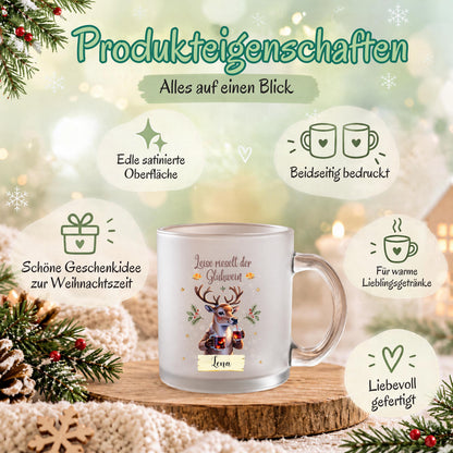 Personalisierte Glühweintasse mit Namen und dem Spruch „Leise rieselt der Glühwein" zeigt diese transparente, satinierte Glastasse mit einem Rentier, das zwei Gläser Glühwein hält, umgeben von Tannengrün und Sternen. Diese Tasse personalisiert wird mit dem Wunschnamen auf einem kleinen Schild bedruckt. Diese Weihnachtstasse mit Namen eignet sich als Weihnachtsgeschenk-Tasse für Mama, Papa oder die ganze Familie und macht aus jeder Glühweintasse ein persönliches Unikat für die Adventszeit.