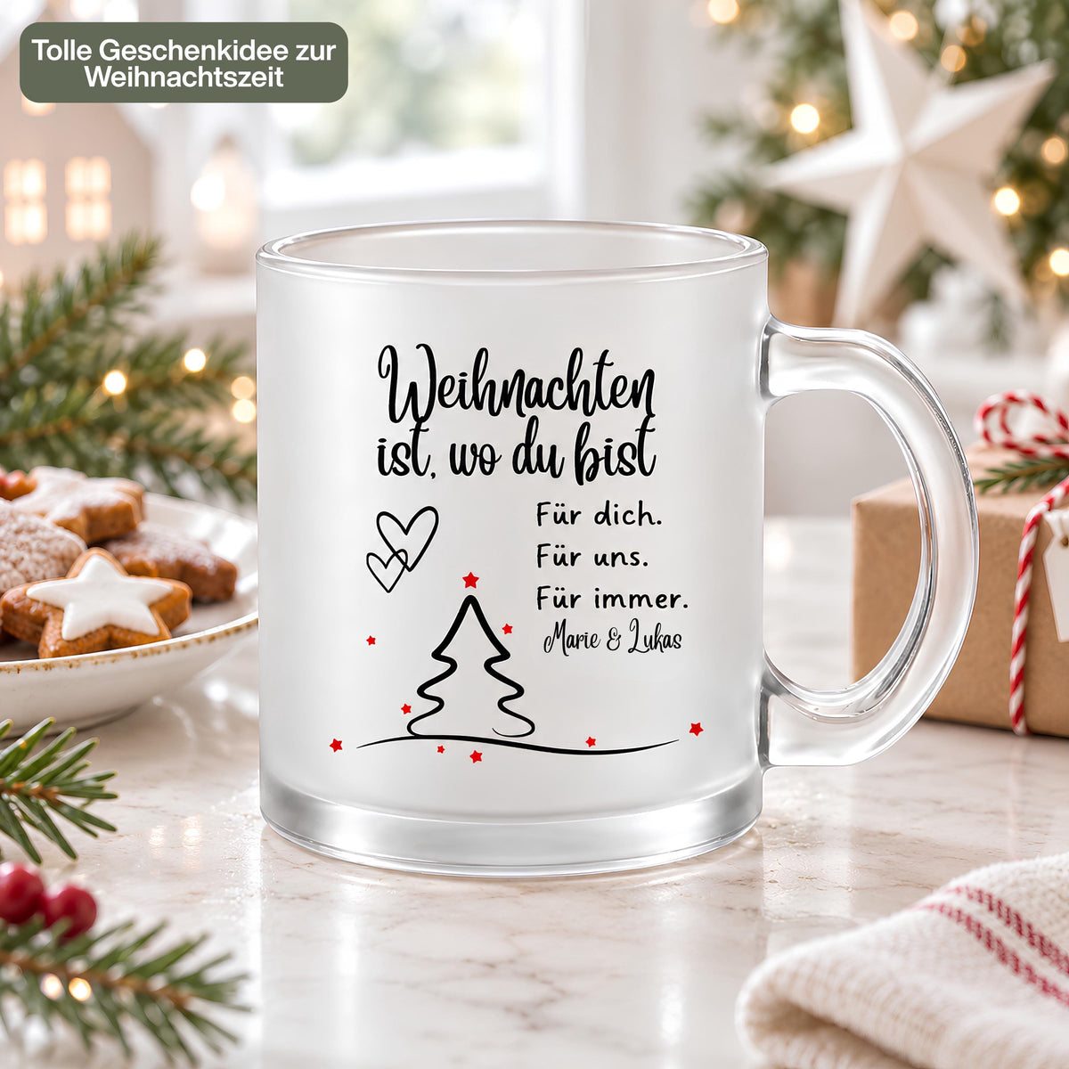 Personalisierte Weihnachtstasse mit Namen zeigt diese transparente, satinierte Glastasse mit dem Spruch „Weihnachten ist, wo du bist". Diese Paar Tasse personalisiert mit Wunschnamen ist eine Weihnachtstasse personalisiert für Paare und eignet sich als Tasse Weihnachten Name für den Partner oder die Partnerin. Als Weihnachtsgeschenk-Tasse, Tasse Weihnachten Geschenk oder besondere Kaffeetasse Weihnachten macht diese Tassen mit Namen jede Weihnachtstasse Geschenk zu einem persönlichen Unikat