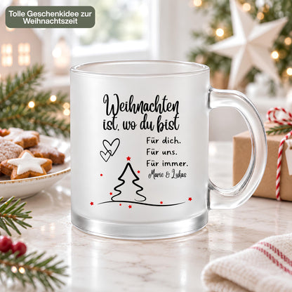 Personalisierte Weihnachtstasse mit Namen zeigt diese transparente, satinierte Glastasse mit dem Spruch „Weihnachten ist, wo du bist". Diese Paar Tasse personalisiert mit Wunschnamen ist eine Weihnachtstasse personalisiert für Paare und eignet sich als Tasse Weihnachten Name für den Partner oder die Partnerin. Als Weihnachtsgeschenk-Tasse, Tasse Weihnachten Geschenk oder besondere Kaffeetasse Weihnachten macht diese Tassen mit Namen jede Weihnachtstasse Geschenk zu einem persönlichen Unikat