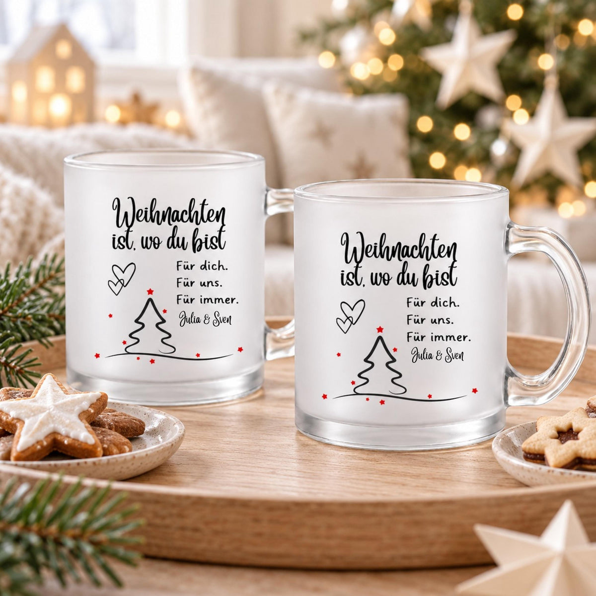 Personalisierte Weihnachtstasse mit Namen zeigt diese transparente, satinierte Glastasse mit dem Spruch „Weihnachten ist, wo du bist". Diese Paar Tasse personalisiert mit Wunschnamen ist eine Weihnachtstasse personalisiert für Paare und eignet sich als Tasse Weihnachten Name für den Partner oder die Partnerin. Als Weihnachtsgeschenk-Tasse, Tasse Weihnachten Geschenk oder besondere Kaffeetasse Weihnachten macht diese Tassen mit Namen jede Weihnachtstasse Geschenk zu einem persönlichen Unikat