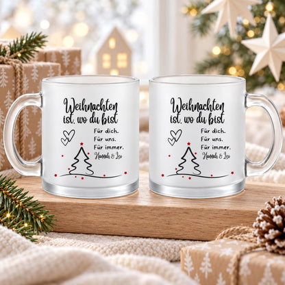 Personalisierte Weihnachtstasse mit Namen zeigt diese transparente, satinierte Glastasse mit dem Spruch „Weihnachten ist, wo du bist". Diese Paar Tasse personalisiert mit Wunschnamen ist eine Weihnachtstasse personalisiert für Paare und eignet sich als Tasse Weihnachten Name für den Partner oder die Partnerin. Als Weihnachtsgeschenk-Tasse, Tasse Weihnachten Geschenk oder besondere Kaffeetasse Weihnachten macht diese Tassen mit Namen jede Weihnachtstasse Geschenk zu einem persönlichen Unikat