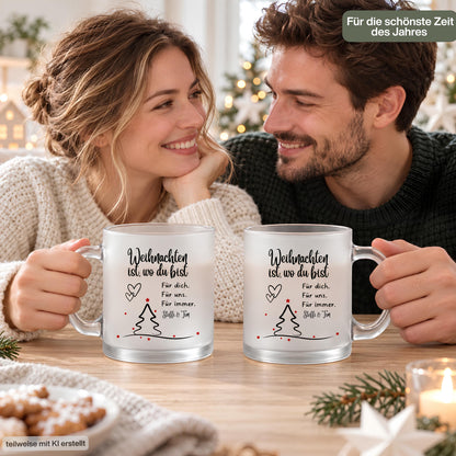 Personalisierte Weihnachtstasse mit Namen zeigt diese transparente, satinierte Glastasse mit dem Spruch „Weihnachten ist, wo du bist". Diese Paar Tasse personalisiert mit Wunschnamen ist eine Weihnachtstasse personalisiert für Paare und eignet sich als Tasse Weihnachten Name für den Partner oder die Partnerin. Als Weihnachtsgeschenk-Tasse, Tasse Weihnachten Geschenk oder besondere Kaffeetasse Weihnachten macht diese Tassen mit Namen jede Weihnachtstasse Geschenk zu einem persönlichen Unikat