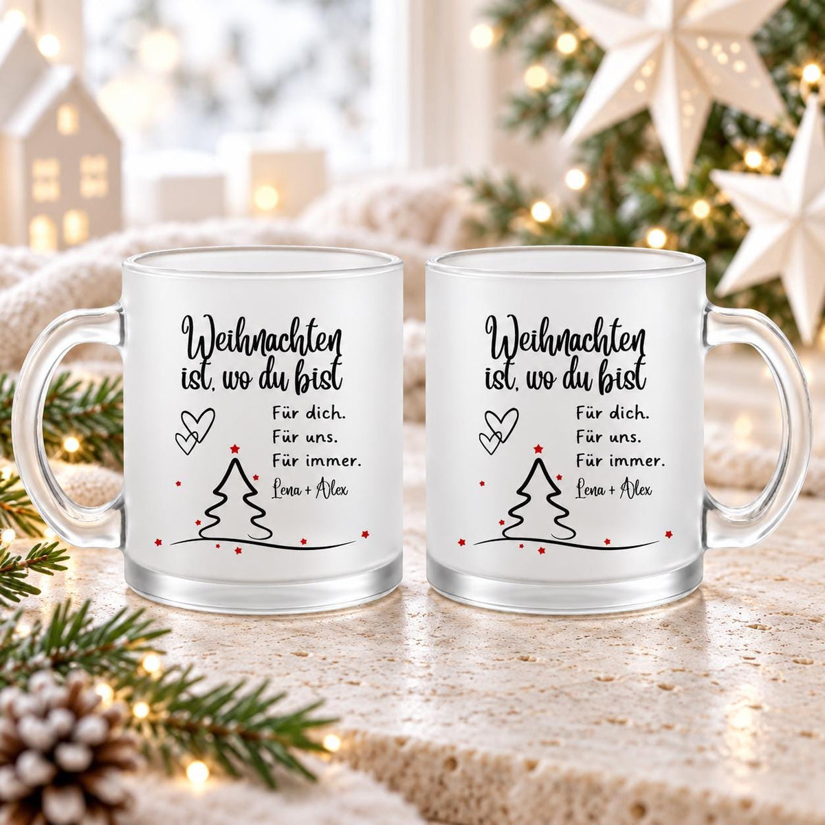 Personalisierte Weihnachtstasse mit Namen zeigt diese transparente, satinierte Glastasse mit dem Spruch „Weihnachten ist, wo du bist". Diese Paar Tasse personalisiert mit Wunschnamen ist eine Weihnachtstasse personalisiert für Paare und eignet sich als Tasse Weihnachten Name für den Partner oder die Partnerin. Als Weihnachtsgeschenk-Tasse, Tasse Weihnachten Geschenk oder besondere Kaffeetasse Weihnachten macht diese Tassen mit Namen jede Weihnachtstasse Geschenk zu einem persönlichen Unikat