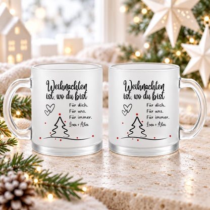 Personalisierte Weihnachtstasse mit Namen zeigt diese transparente, satinierte Glastasse mit dem Spruch „Weihnachten ist, wo du bist". Diese Paar Tasse personalisiert mit Wunschnamen ist eine Weihnachtstasse personalisiert für Paare und eignet sich als Tasse Weihnachten Name für den Partner oder die Partnerin. Als Weihnachtsgeschenk-Tasse, Tasse Weihnachten Geschenk oder besondere Kaffeetasse Weihnachten macht diese Tassen mit Namen jede Weihnachtstasse Geschenk zu einem persönlichen Unikat
