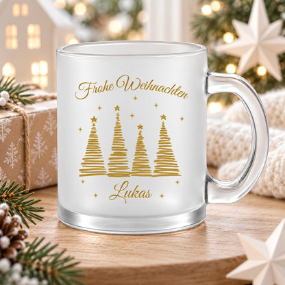 Personalisierte Weihnachtstasse mit Namen aus satiniertem, transparentem Glas mit goldener Schrift „Frohe Weihnachten" und vier goldenen Tannenbäumen mit Sternen. Diese Tasse personalisiert wird individuell mit deinem Wunschnamen bedruckt und eignet sich als Weihnachtsgeschenk für Familie, Freunde, Kollegen oder Großeltern. Als besondere Kaffeetasse Weihnachten ist diese Tasse mit Namen ein liebevolles Unikat für die ganze Weihnachtszeit. Paar Tasse, Geschenk Freundin, personalisiertes Gesc