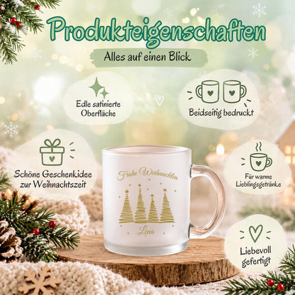 Personalisierte Weihnachtstasse mit Namen aus satiniertem, transparentem Glas mit goldener Schrift „Frohe Weihnachten" und vier goldenen Tannenbäumen mit Sternen. Diese Tasse personalisiert wird individuell mit deinem Wunschnamen bedruckt und eignet sich als Weihnachtsgeschenk für Familie, Freunde, Kollegen oder Großeltern. Als besondere Kaffeetasse Weihnachten ist diese Tasse mit Namen ein liebevolles Unikat für die ganze Weihnachtszeit. Paar Tasse, Geschenk Freundin, personalisiertes Gesc