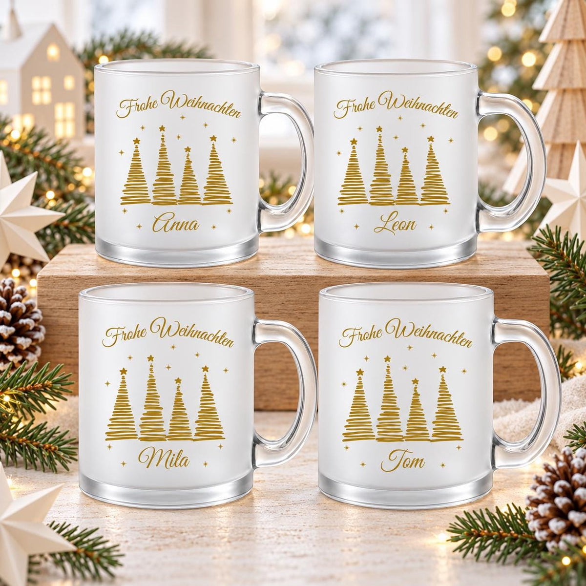 Personalisierte Weihnachtstasse mit Namen aus satiniertem, transparentem Glas mit goldener Schrift „Frohe Weihnachten" und vier goldenen Tannenbäumen mit Sternen. Diese Tasse personalisiert wird individuell mit deinem Wunschnamen bedruckt und eignet sich als Weihnachtsgeschenk für Familie, Freunde, Kollegen oder Großeltern. Als besondere Kaffeetasse Weihnachten ist diese Tasse mit Namen ein liebevolles Unikat für die ganze Weihnachtszeit. Paar Tasse, Geschenk Freundin, personalisiertes Gesc