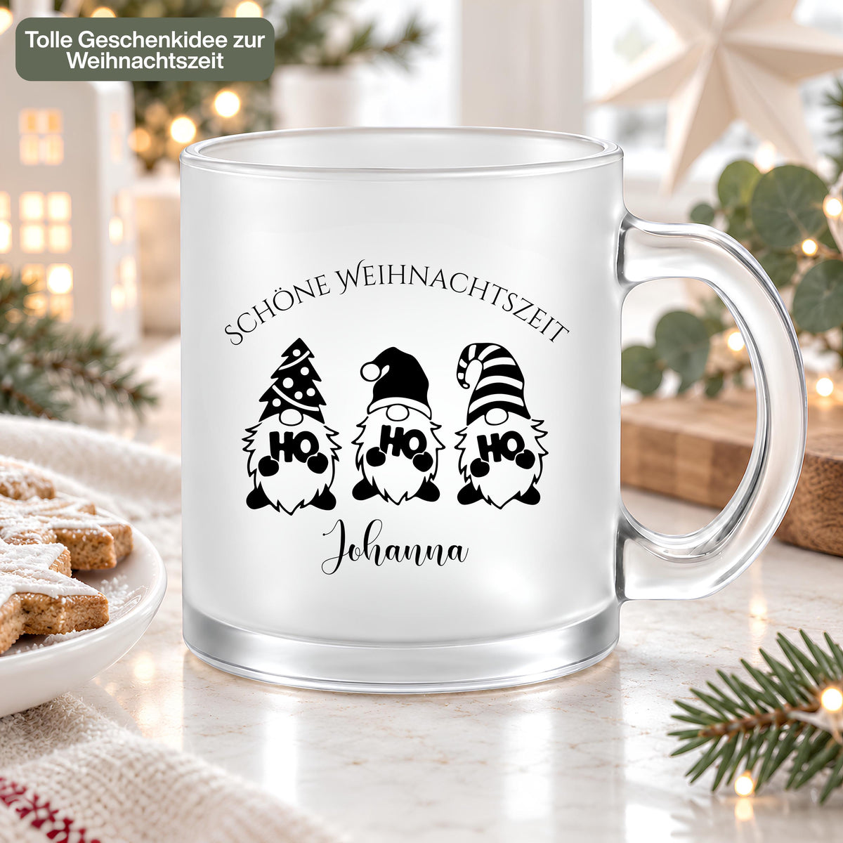 Personalisierte Weihnachtstasse mit Namen aus satiniertem, transparentem Glas zeigt drei fröhliche Wichtel mit „HOHOHO" auf dem Bauch und den Schriftzug „Schöne Weihnachtszeit". Diese Tasse personalisiert wird individuell mit deinem Wunschnamen bedruckt und eignet sich als Weihnachtsgeschenk für Kinder, Familie, Freunde oder Kollegen. Als besondere Kaffeetasse Weihnachten ist diese Tasse mit Namen ein fröhliches Unikat für die ganze Weihnachtszeit. Glühweintasse mit Name, Geschenk Freu