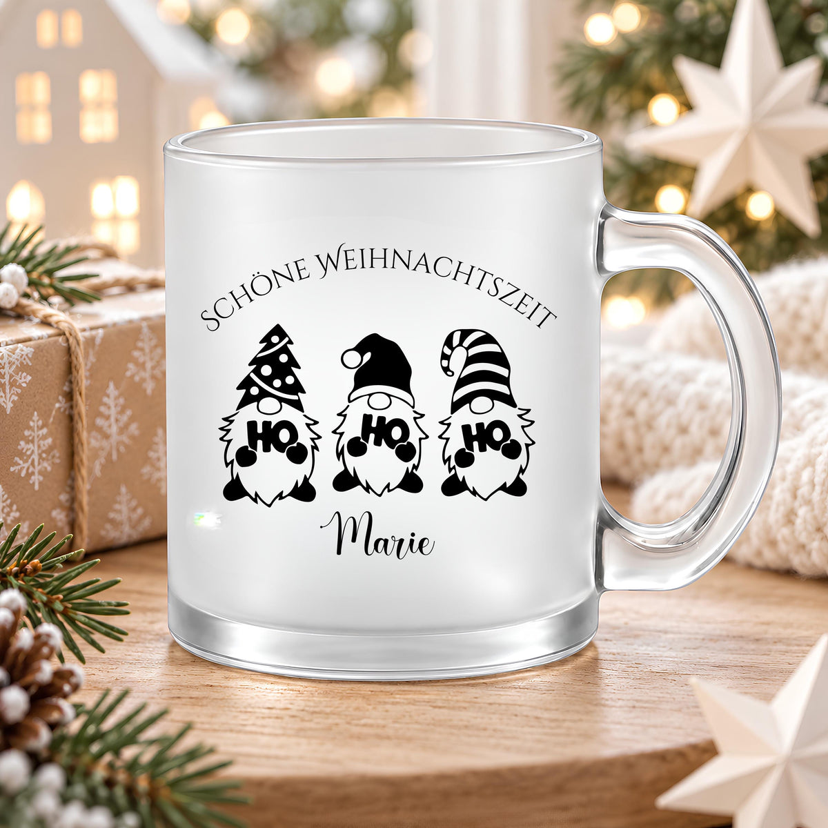 Personalisierte Weihnachtstasse mit Namen aus satiniertem, transparentem Glas zeigt drei fröhliche Wichtel mit „HOHOHO" auf dem Bauch und den Schriftzug „Schöne Weihnachtszeit". Diese Tasse personalisiert wird individuell mit deinem Wunschnamen bedruckt und eignet sich als Weihnachtsgeschenk für Kinder, Familie, Freunde oder Kollegen. Als besondere Kaffeetasse Weihnachten ist diese Tasse mit Namen ein fröhliches Unikat für die ganze Weihnachtszeit. Glühweintasse mit Name, Geschenk Freu
