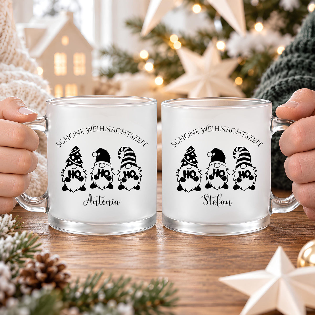 Personalisierte Weihnachtstasse mit Namen aus satiniertem, transparentem Glas zeigt drei fröhliche Wichtel mit „HOHOHO" auf dem Bauch und den Schriftzug „Schöne Weihnachtszeit". Diese Tasse personalisiert wird individuell mit deinem Wunschnamen bedruckt und eignet sich als Weihnachtsgeschenk für Kinder, Familie, Freunde oder Kollegen. Als besondere Kaffeetasse Weihnachten ist diese Tasse mit Namen ein fröhliches Unikat für die ganze Weihnachtszeit. Glühweintasse mit Name, Geschenk Freu