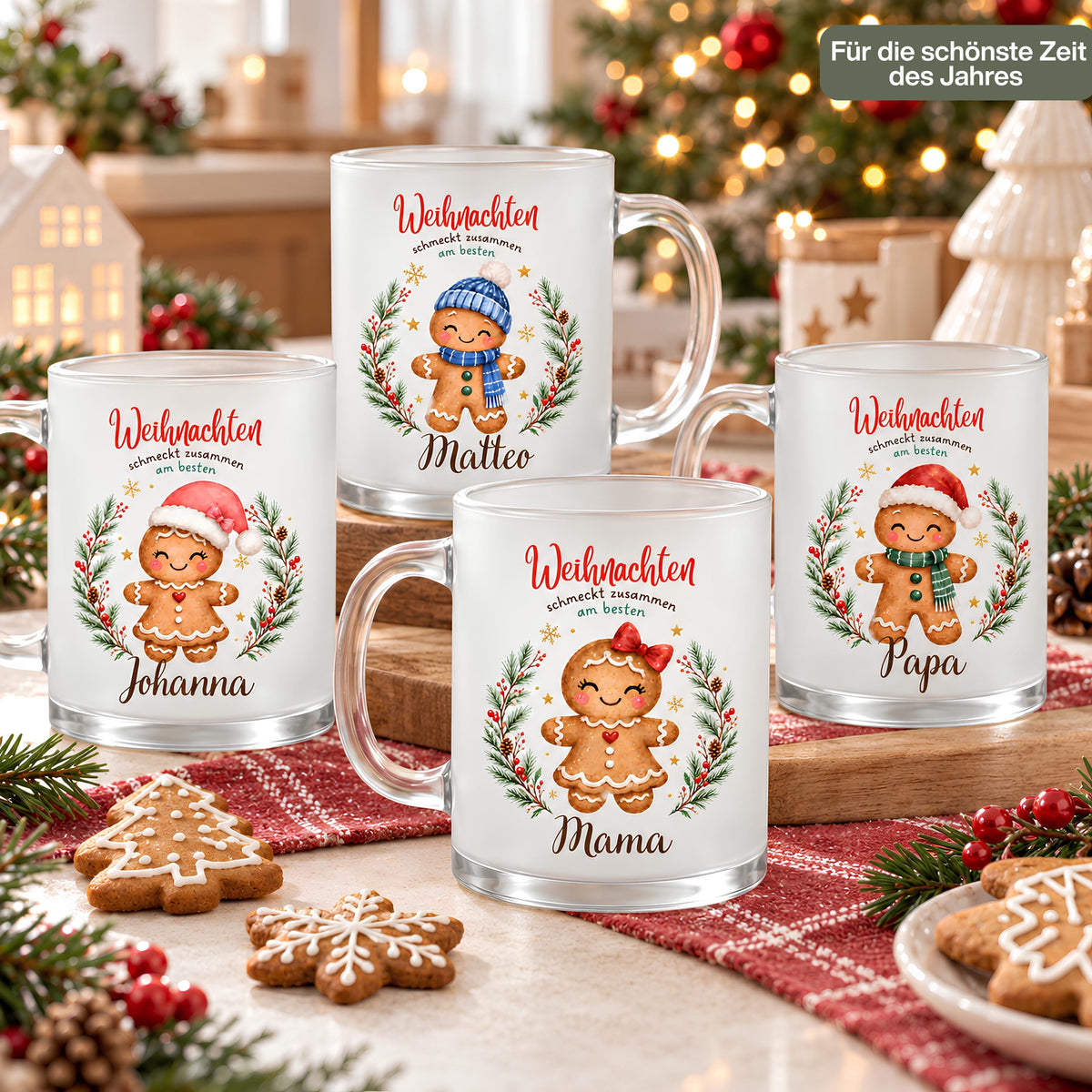 Vier personalisierte Weihnachtstassen mit unterschiedlichen Lebkuchenfiguren in einem festlichen Arrangement mit Plätzchen, Tannenzweigen, Geschenken und warmen Lichtern. Die Lebkuchenmotive sind von einem Tannenkranz mit Zapfen, Beeren und goldenen Sternen umrahmt und tragen „Weihnachten schmeckt zusammen am besten“. Die satinierte 300-ml-Glastasse wird beidseitig mit Wunschname bedruckt. Persönliches Weihnachtsgeschenk für Familie, Freunde oder Kollegen, auch zu Nikolaus oder zum Wichteln. Im Advent.